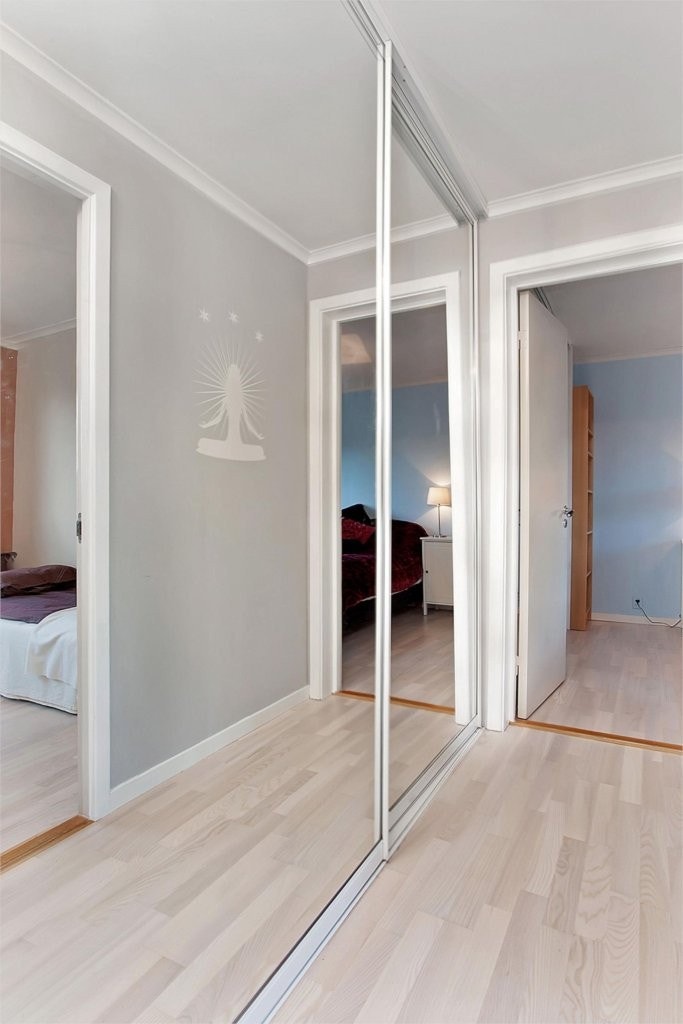 Stor skyvedørsgarderobe i gangen Galleribilde