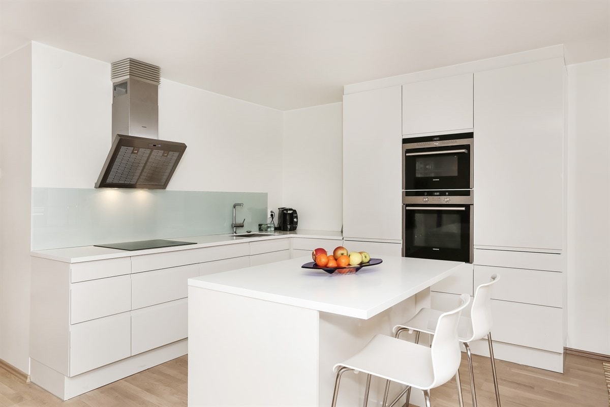 Flott moderne kjøkken m/integrerte hvitevarer Galleribilde