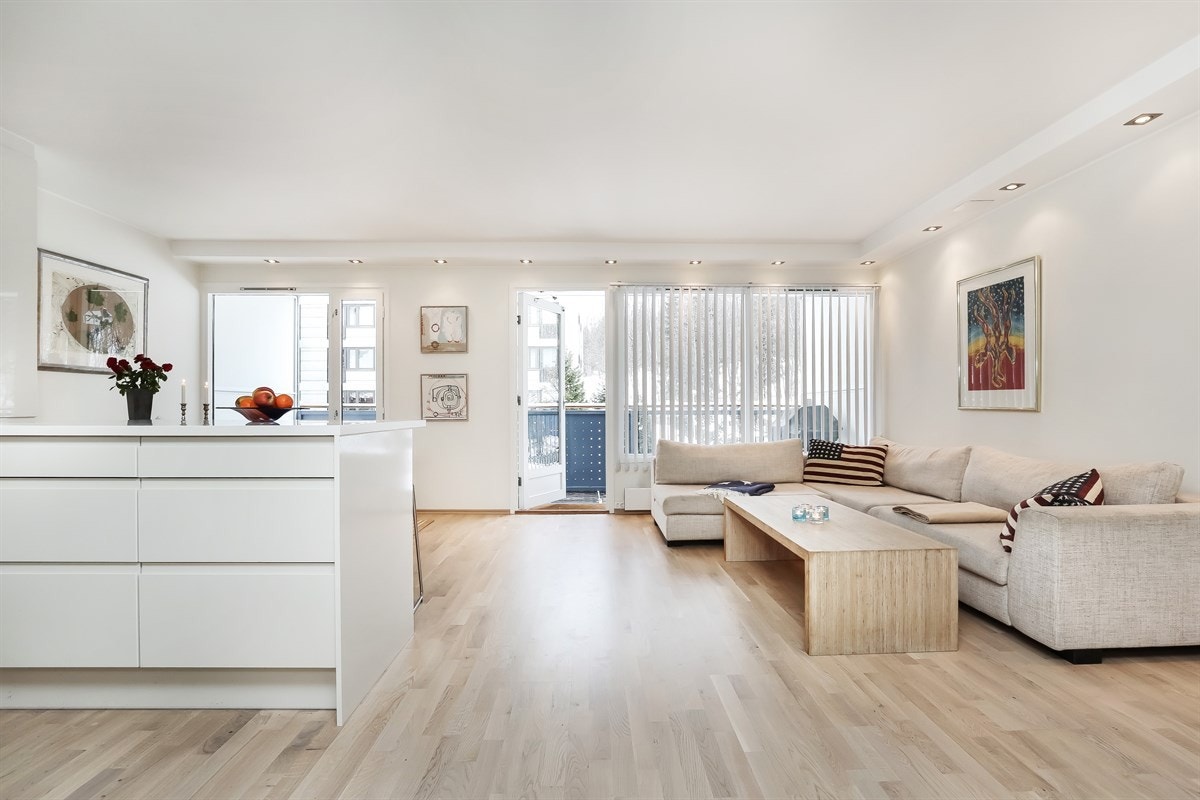 Lys og lekker stue med åpen løsning mot kjøkken Galleribilde