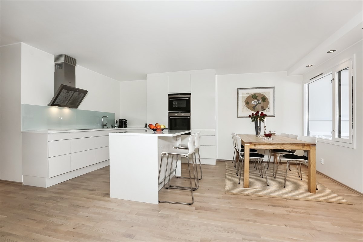 Lekkert nyere HTH kjøkken Galleribilde