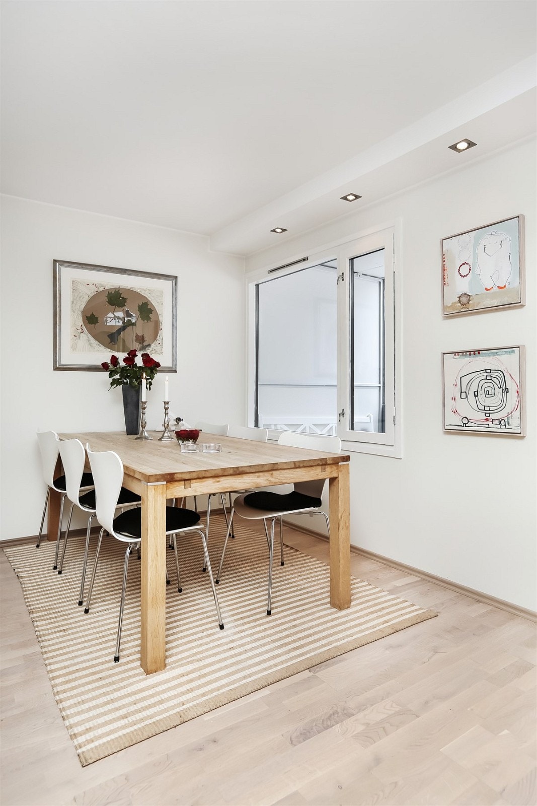 Stor og åpen spiseplass Galleribilde