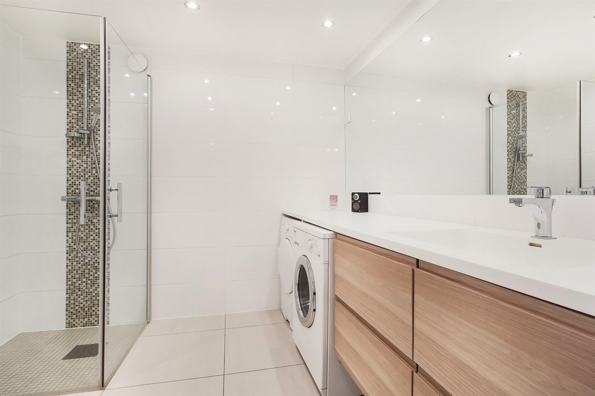 Delikat lekkert flislagt bad Galleribilde