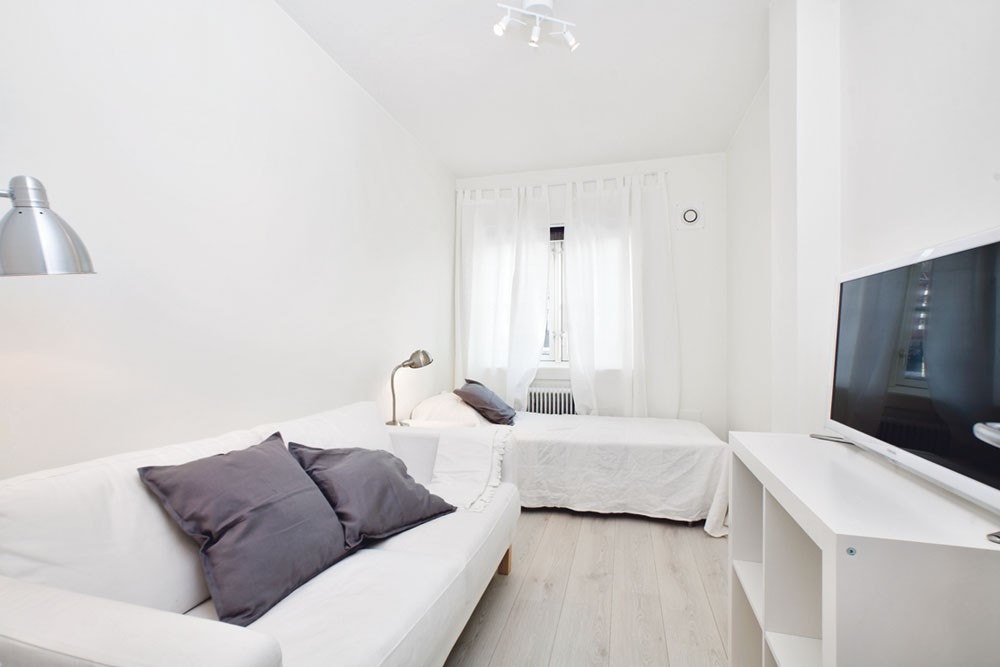 Plass til sofa, bord, skrivepult, garderobe og 90, 120 eller 150 seng. Galleribilde