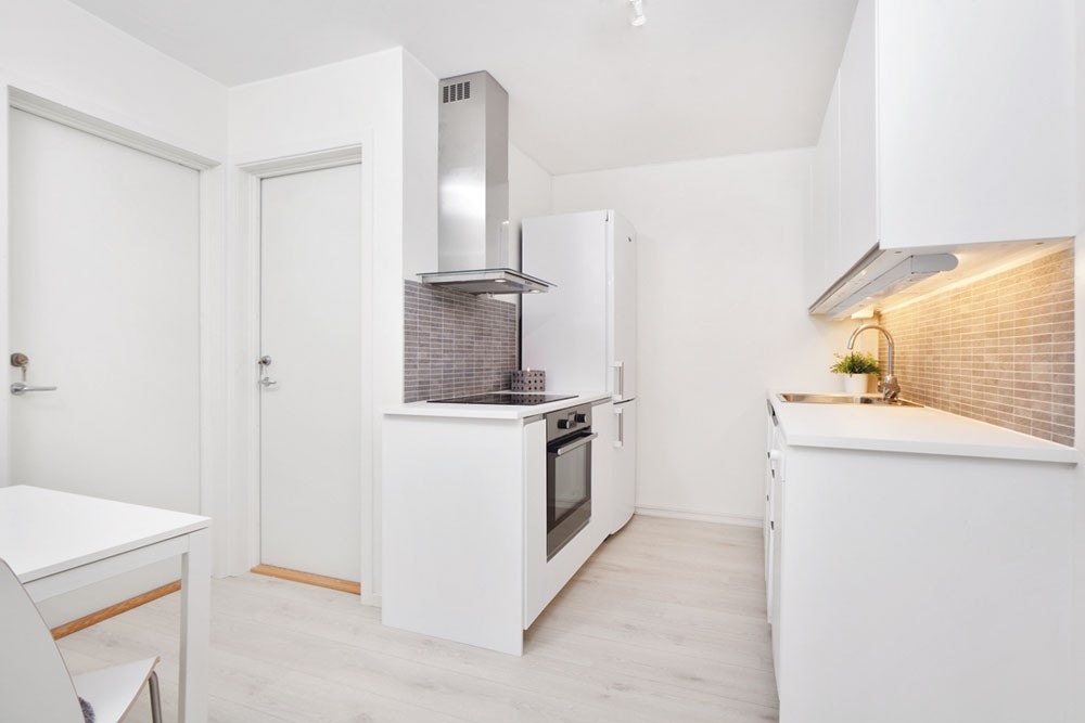 Kjøkken med alt av hvitevarer Galleribilde