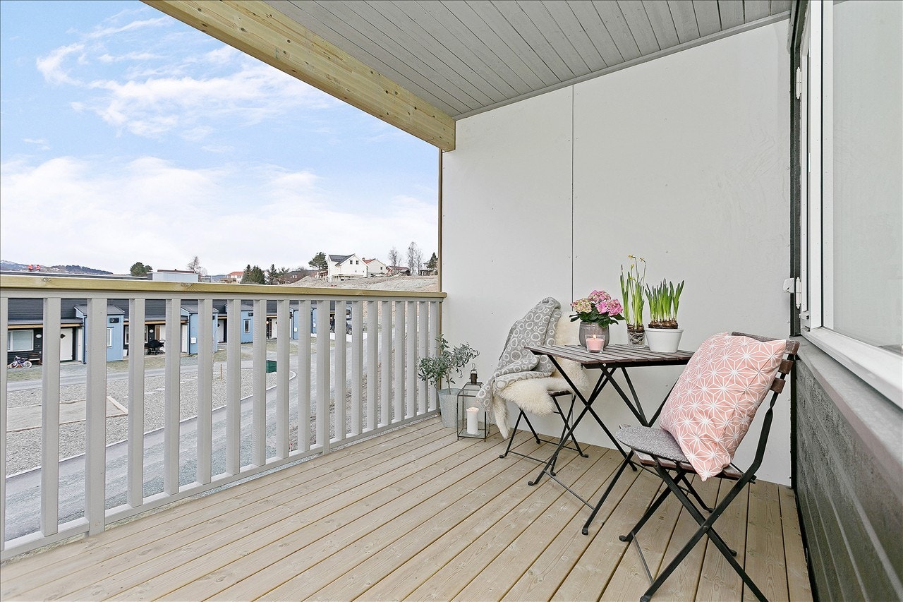 Stor balkong fra 2 etg. med gode sol og utsiktsforhold - Perfekt for morgenkaffe Galleribilde