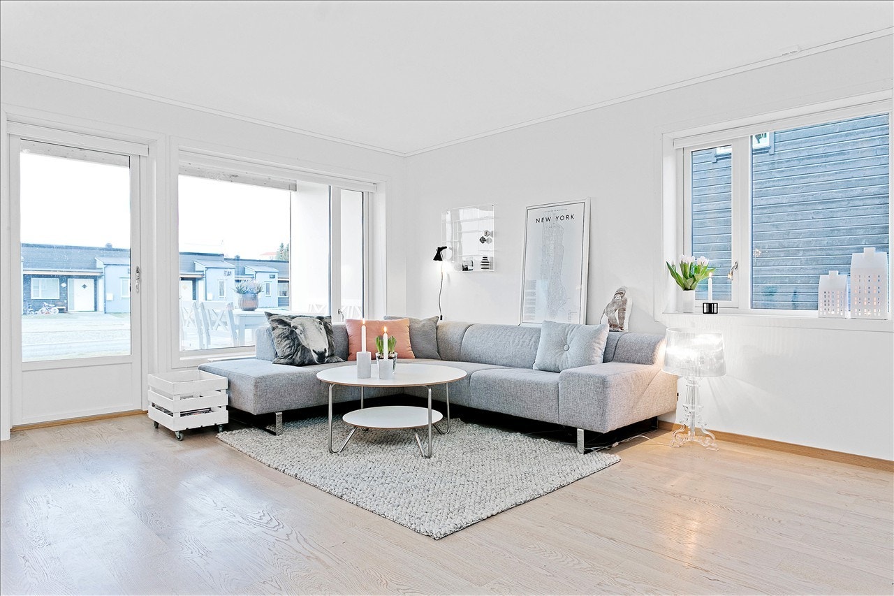 Stue - Hjørnebeliggenheten gir stuen rikelig med dagslys Galleribilde