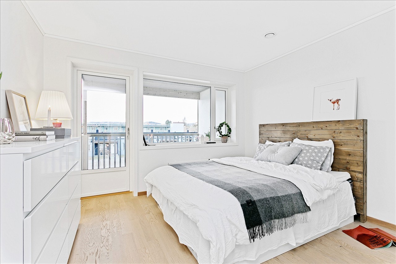 Soverom 2 etg. Master bedroom med utgang til stor balkong Galleribilde