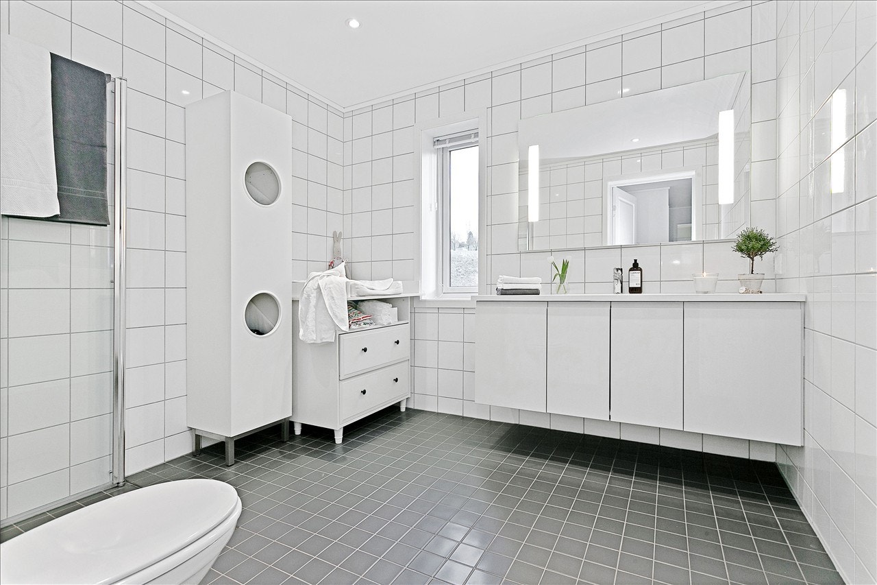 Bad 2 etg. Varmekabler i gulv og downlights i himling Galleribilde