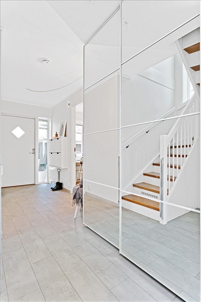 Gang 1 etg. Romslig med skyvedørsgarderobe og lagring under trapp Galleribilde