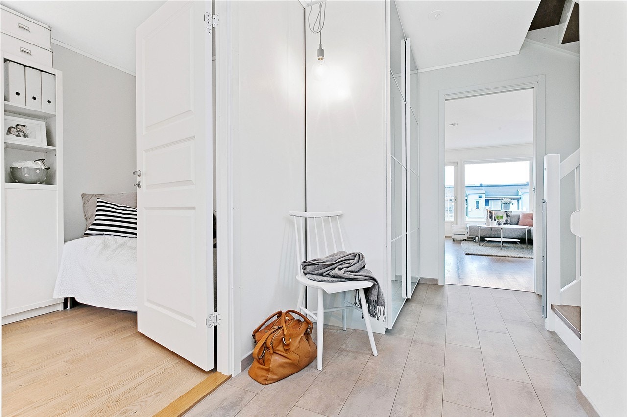 Gang 1 etg. Fliser på gulv og hvitmalte flater Galleribilde