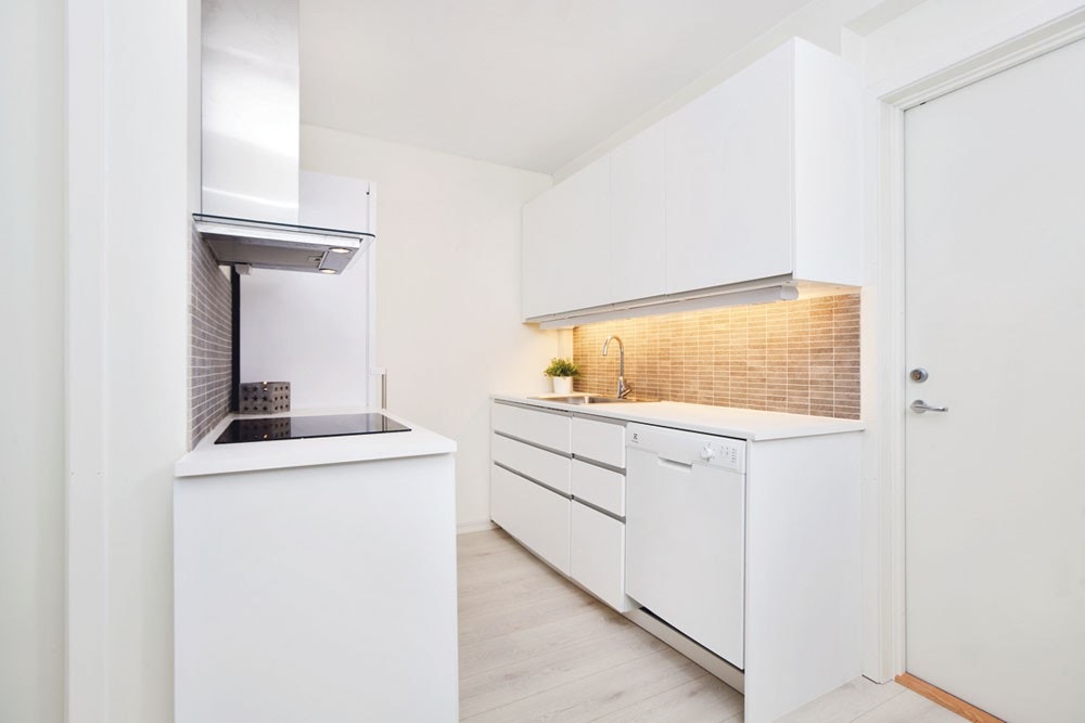 Kjøkken med alt av hvitevarer Galleribilde