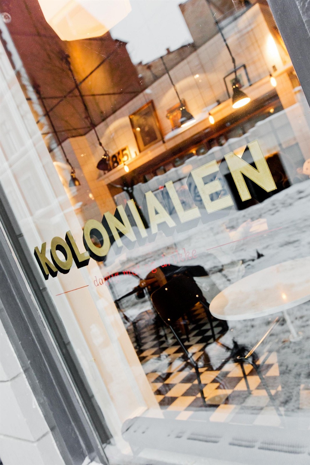 Populære Kolonialen med uformell og hyggelig atmosfære som nærmeste nabo. Galleribilde