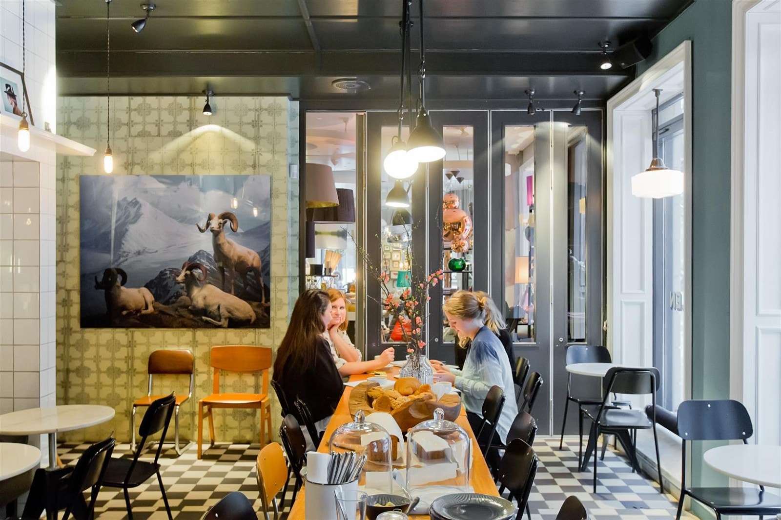 Kolonialen besøkes av barnefamilier, kjendiser, studenter og ungdom i en hyggelig miks. Galleribilde