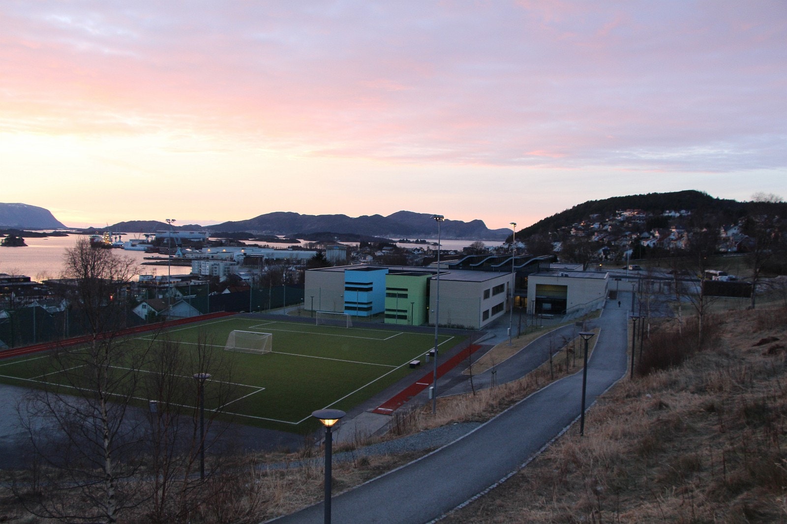 Ingen gjenboere / nærområde skolen. Galleribilde