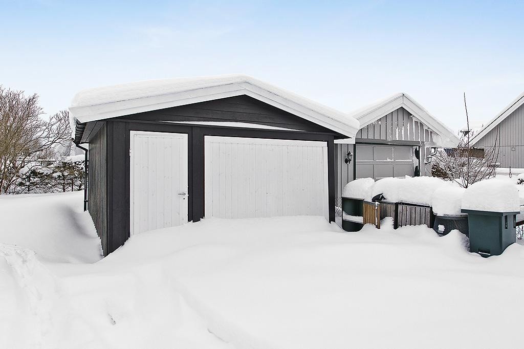 Det følger parkeringsplass til venstre for garasjen Galleribilde