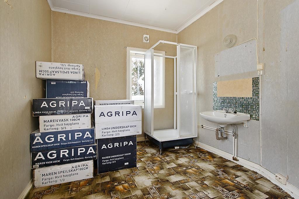 Soverom med dusj og servant Galleribilde