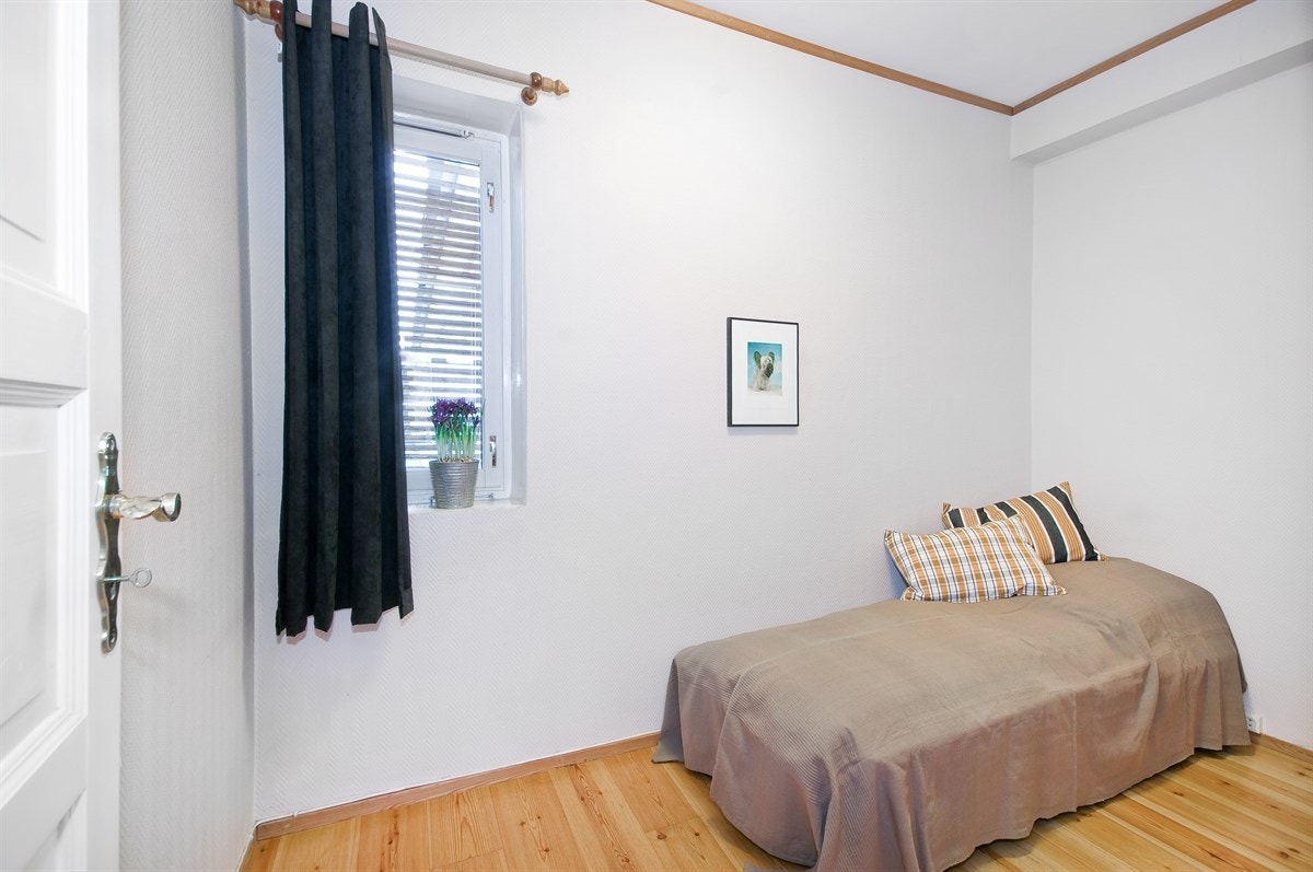 Dette er det minste soverommet, her er god plass til seng og skap Galleribilde