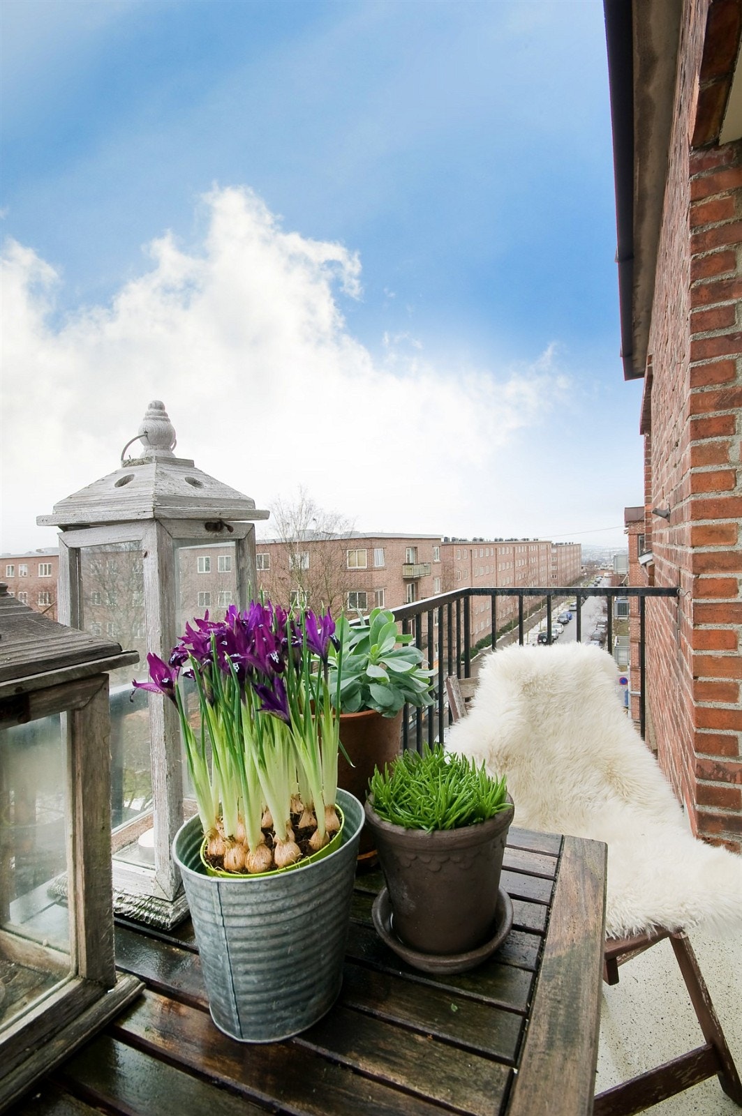 Når sommeren kommer, kan man nyte solen ute på balkongen Galleribilde