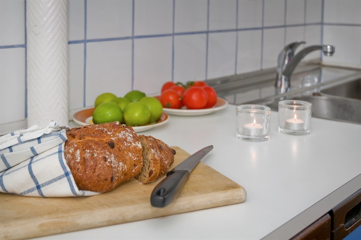 Kjøkkenbenk og vask på den andre siden Galleribilde