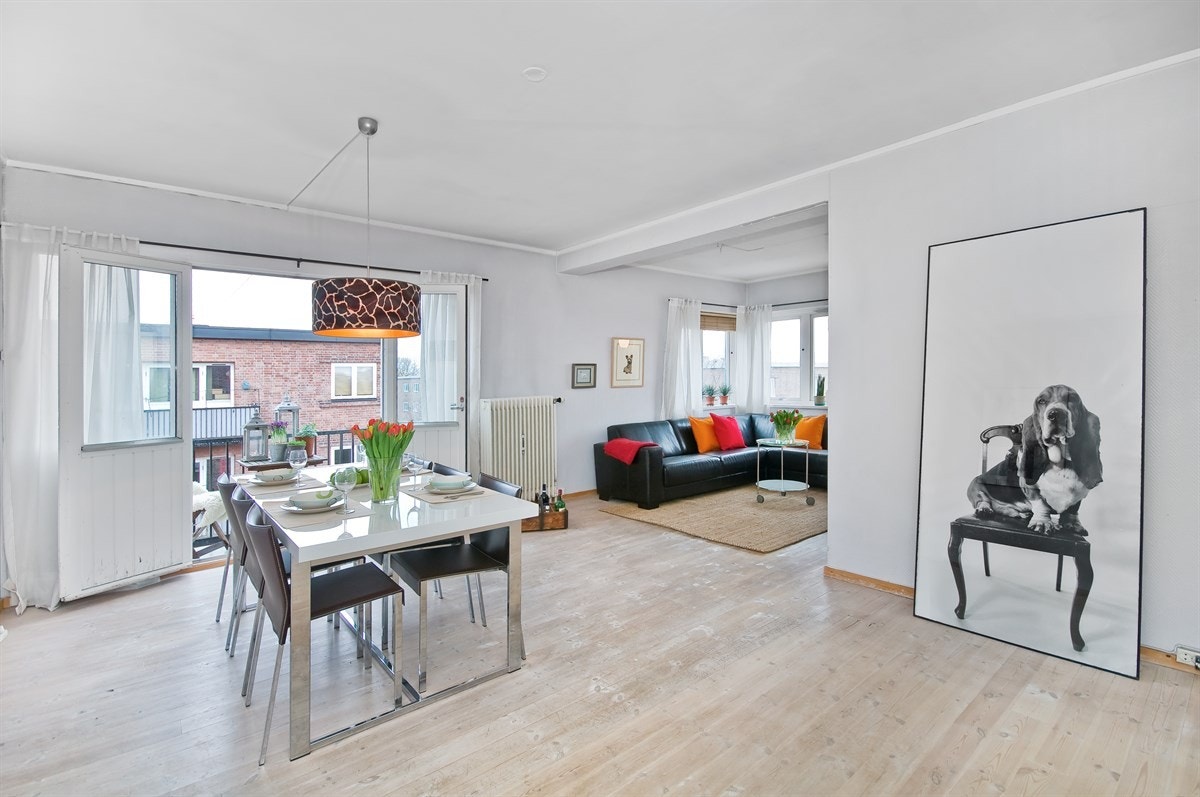 En herlig stue med åpen planløsning Galleribilde