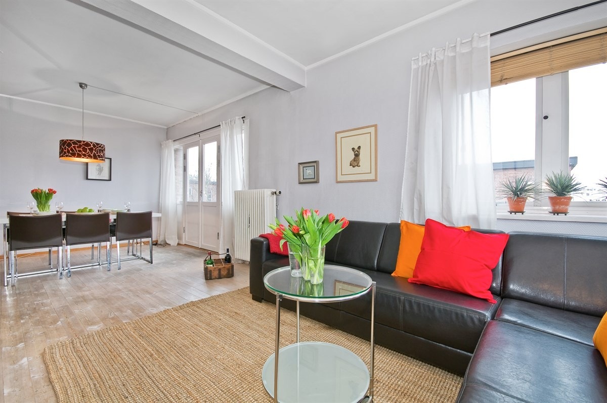 Sofakroken ligger litt avskjermet fra spisestuen Galleribilde