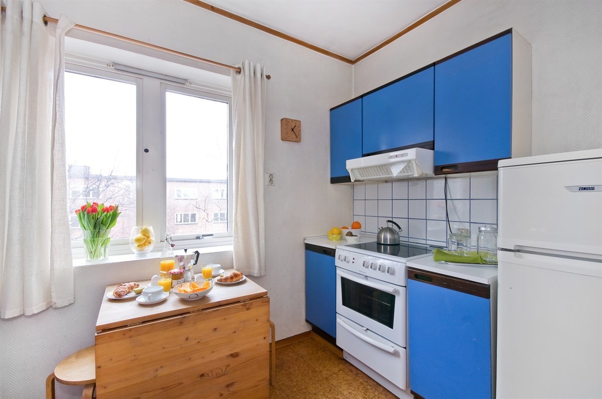 Komfyr og kjøleskap på den ene siden Galleribilde