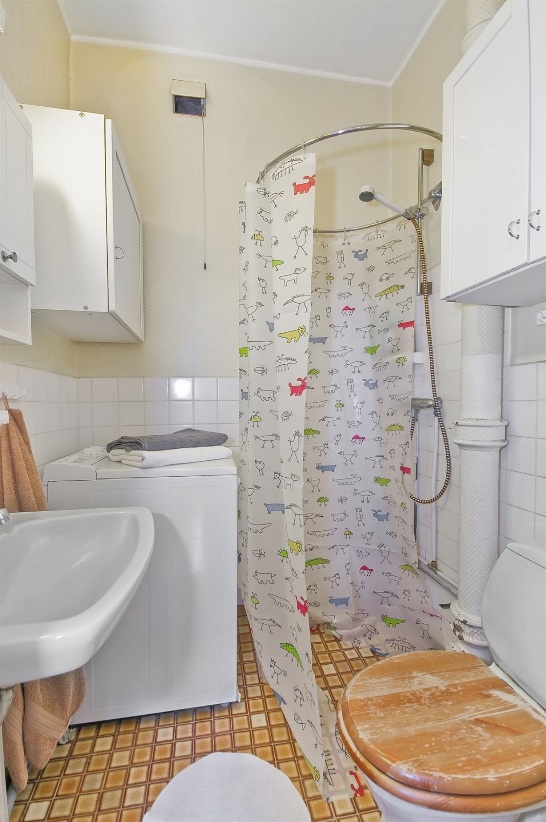 Godt det kommer nytt bad! Her kan ny kjøper være med å bestemme valg av fliser etc. Galleribilde