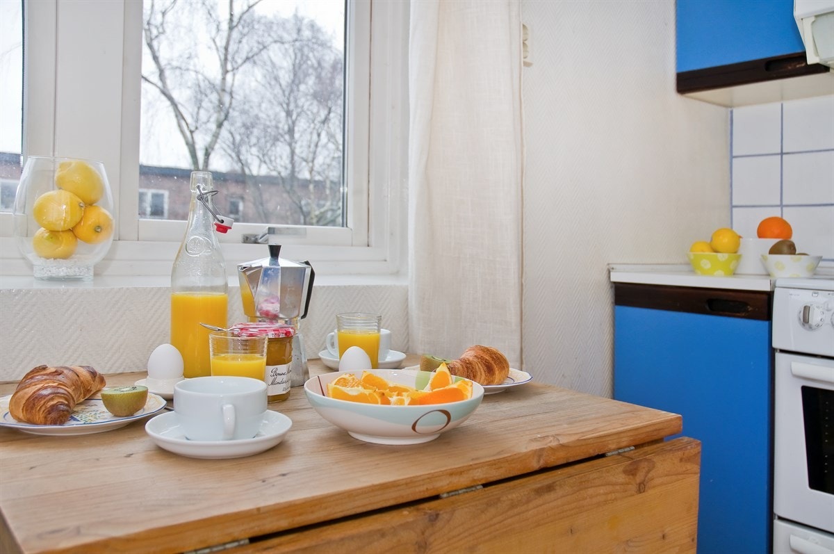 Koselig spiseplass ved vinduet Galleribilde