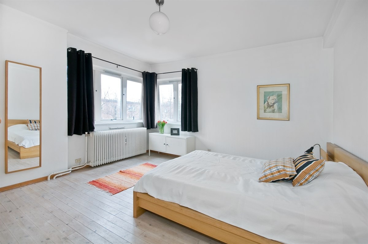 Stort soverom med plass til kontorløsning, dobbeltseng og det er masse skapplass der i dag Galleribilde