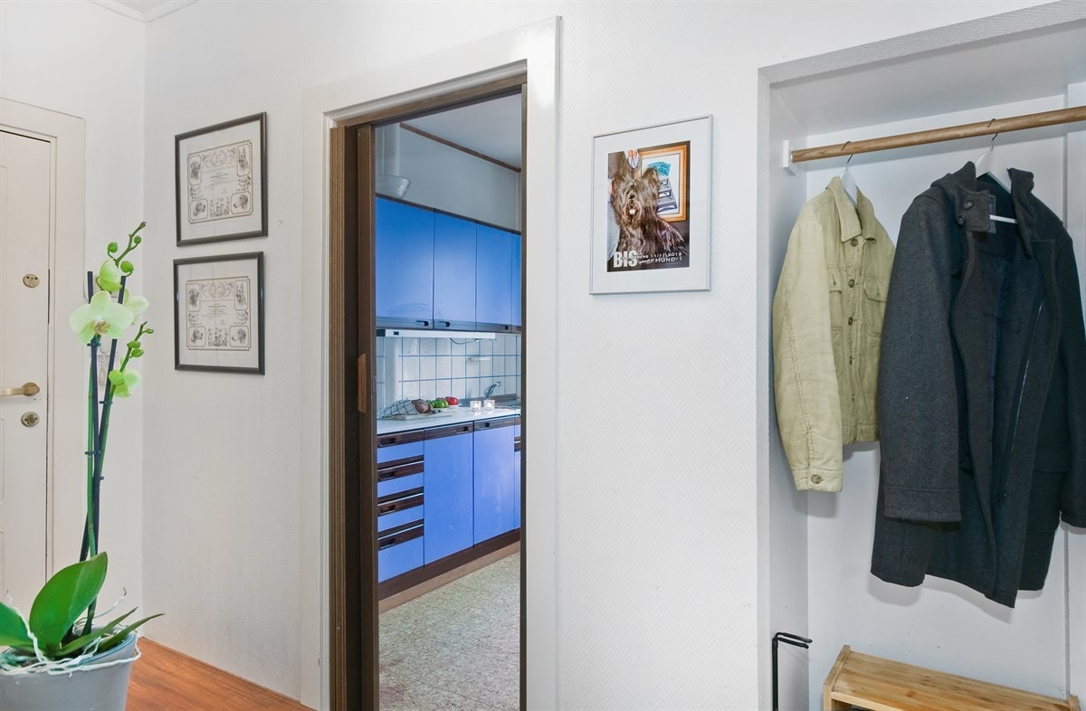 Entreèn har god plass til klær og sko Galleribilde