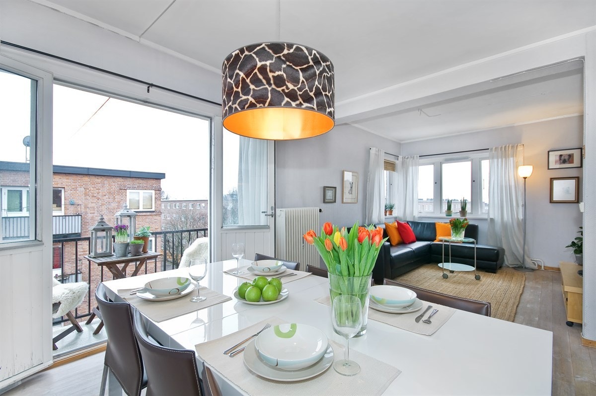 Store vindusflater skaper godt med lys Galleribilde