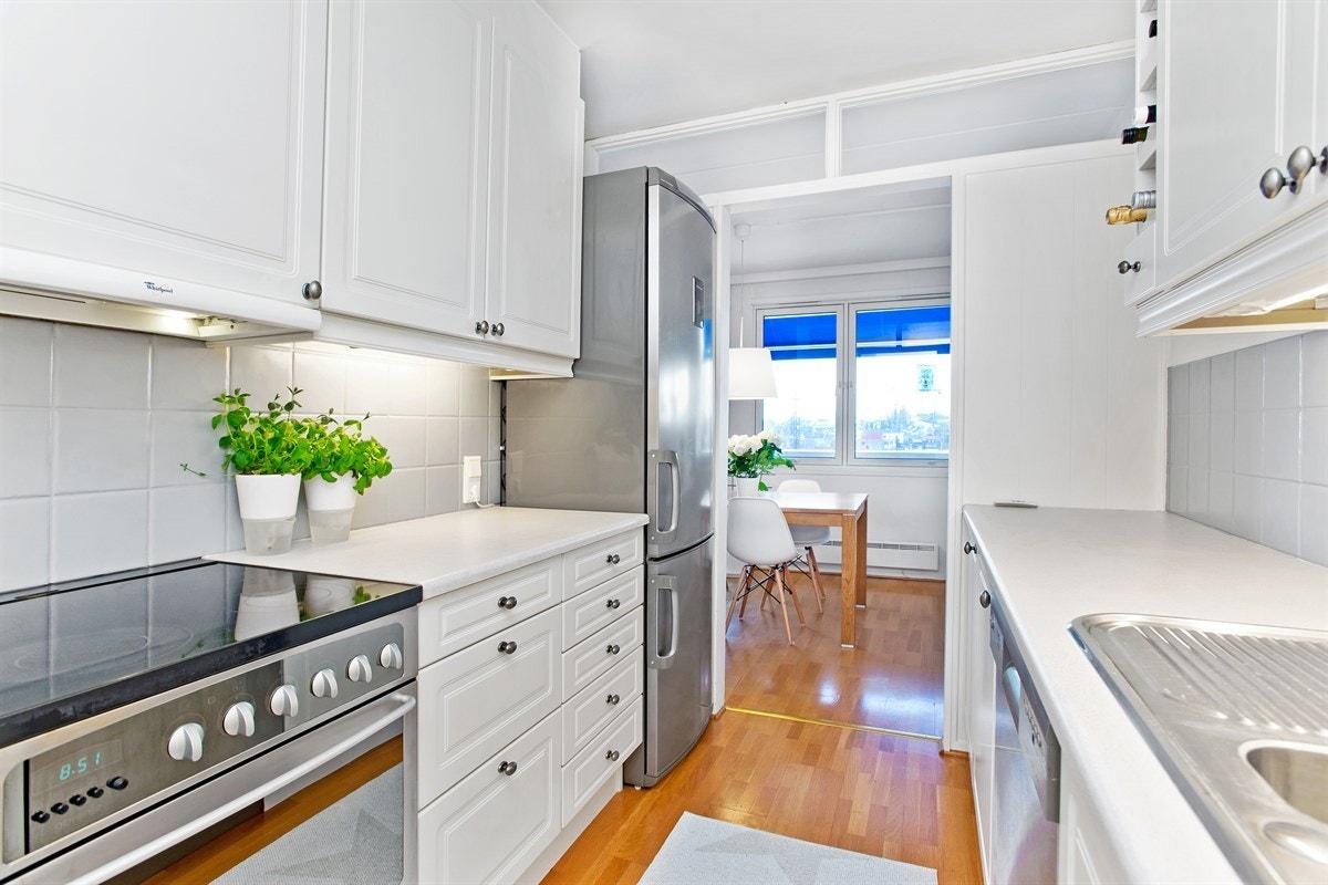 Lyst og delikat kjøkken m/åpen løsn. mot spisestue Galleribilde