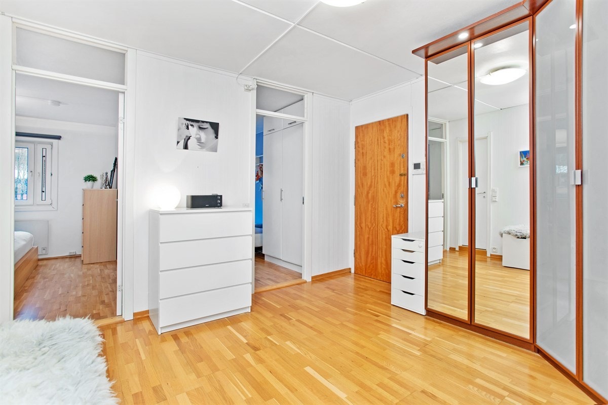 Romslig praktisk entré m/god skapplass Galleribilde