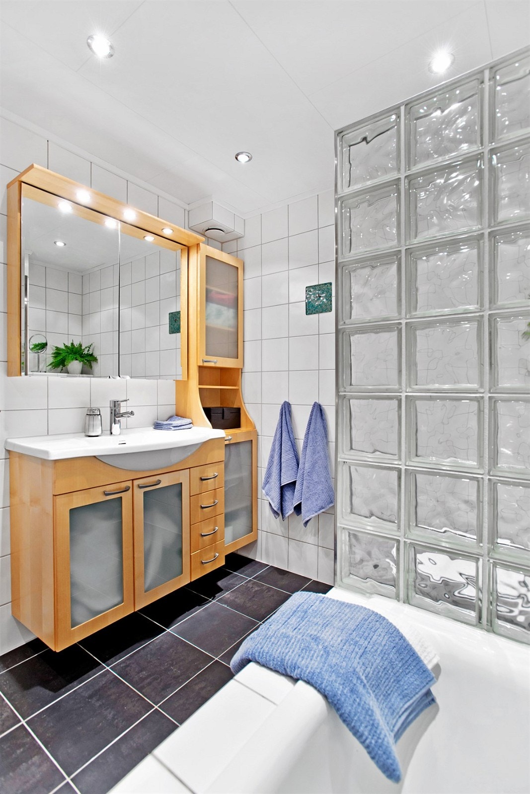 Flislagt pent bad/wc med badekar Galleribilde