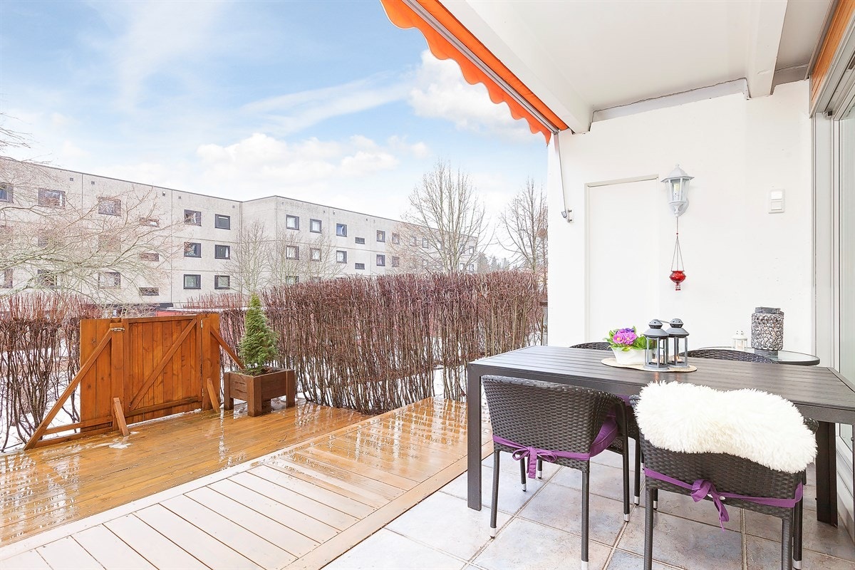 Stor solrik hagedel med terrasseplatting Galleribilde