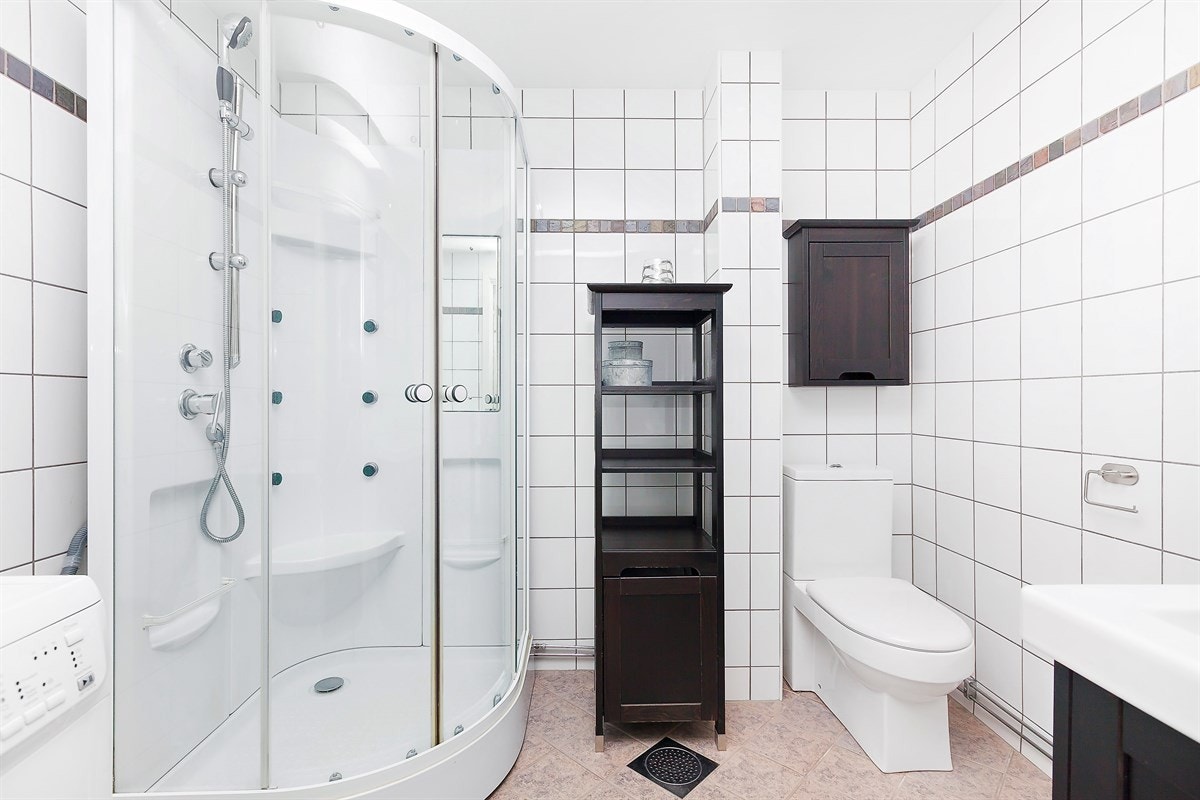 Pent flislagtbad med gulvvarme og dusjkabinett Galleribilde