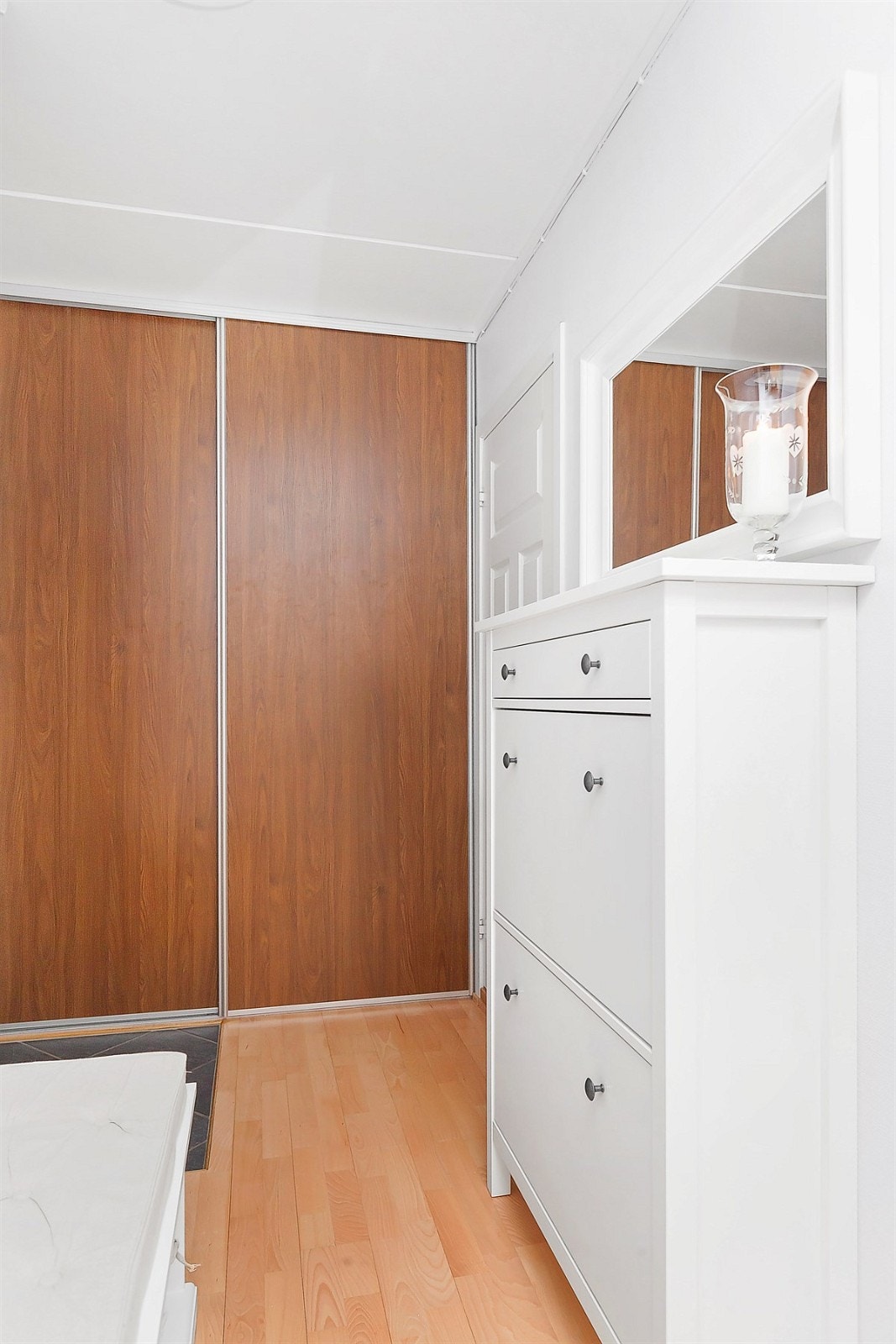 Stor skyvedørsgarderobe i gangen Galleribilde