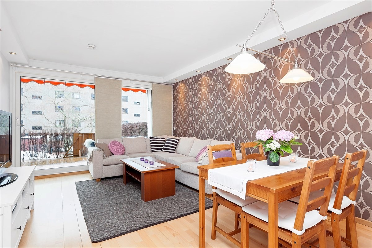 Leiligheten har en romslig stue med store vindusflater og god plass til spisebord Galleribilde