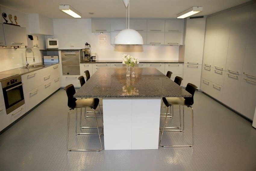 Stort nytt kjøkken tilknyttet selskapslokalet Galleribilde