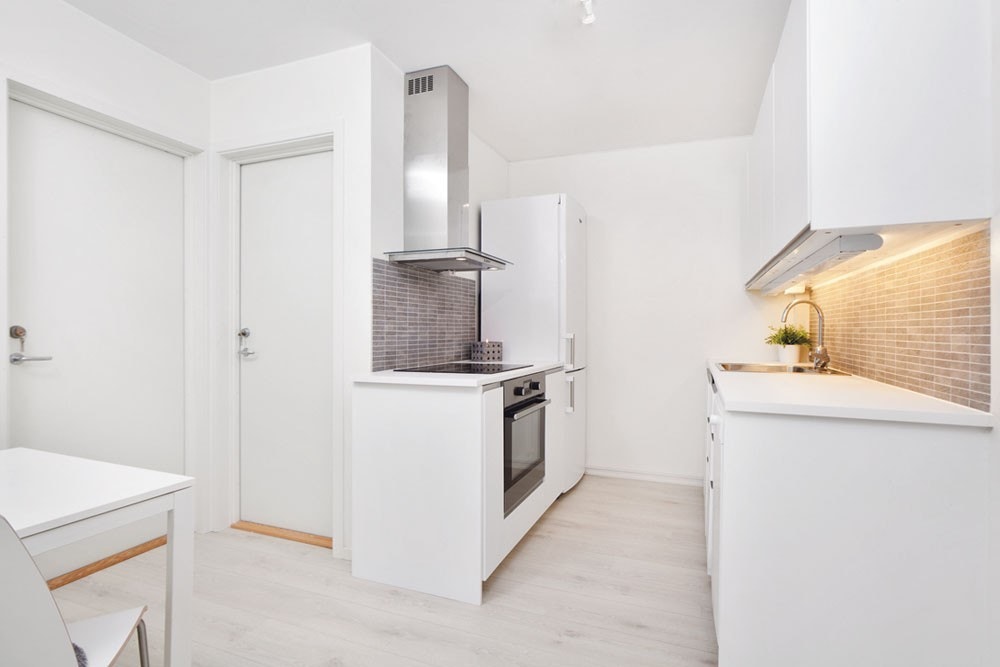 kjøkken med alt av hvitevarer Galleribilde