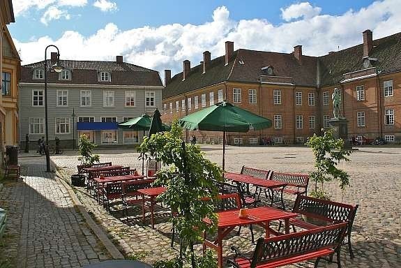 Torget utenfor. Galleribilde