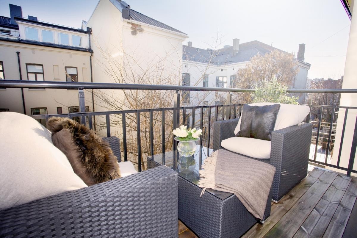 Nyere balkong vendt inn mot bakgård. Galleribilde