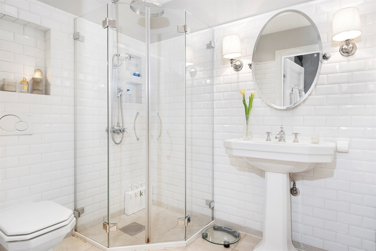 Innbydende baderom med keramiske fliser. Marmor fliser over varmekabler på bad. Galleribilde