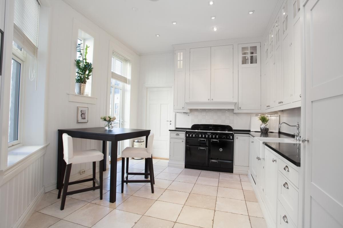 Meget god skapplass på kjøkkenet samt lekre marmorgulv med varmekabler. Galleribilde