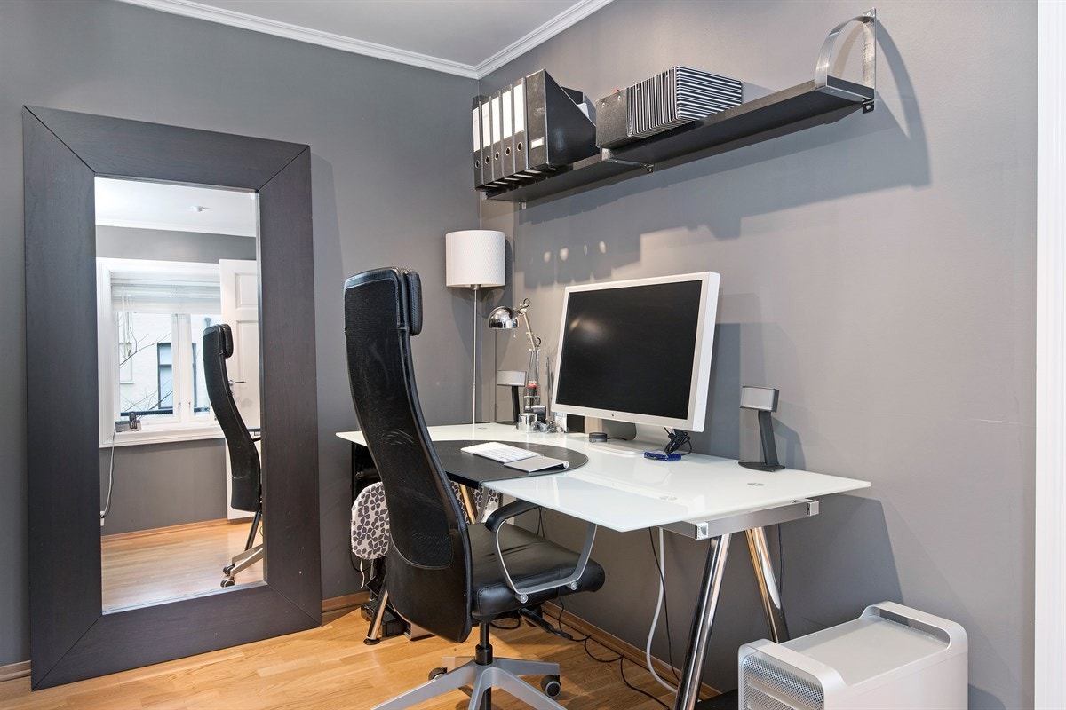 Kontor med trapp opp til hems. Galleribilde