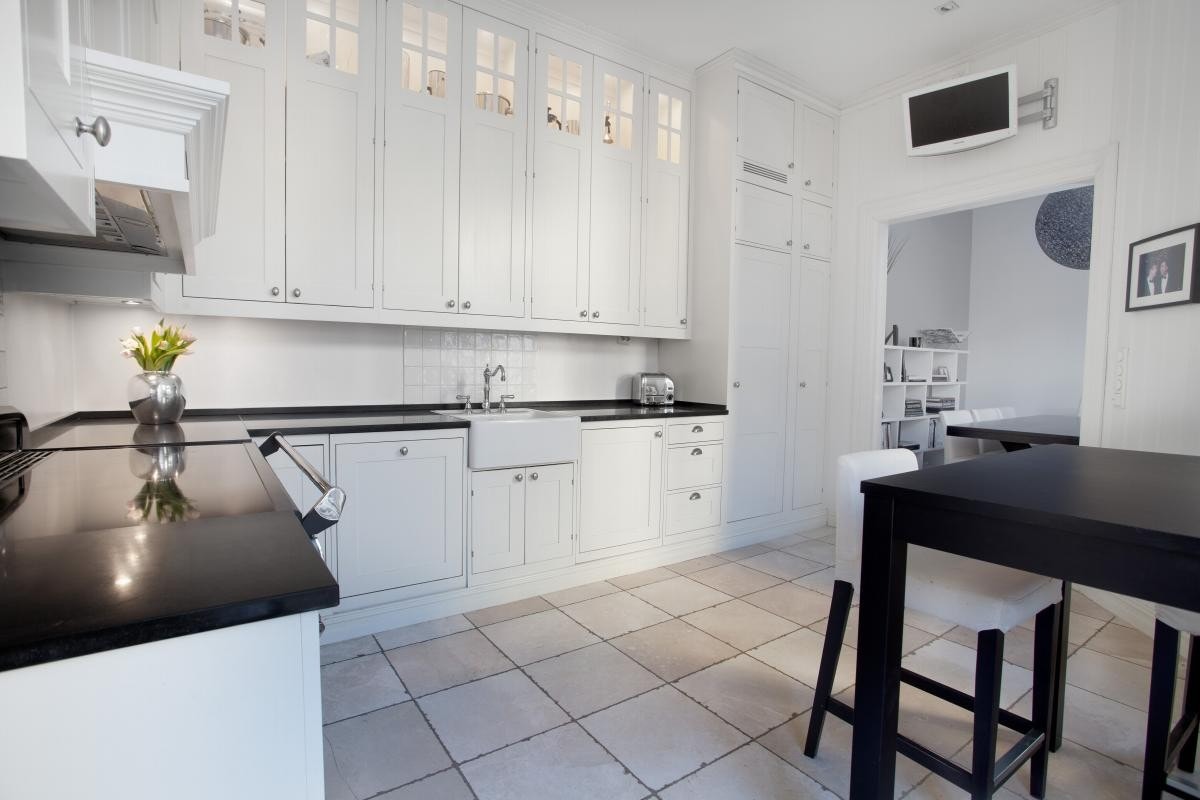 Kjøkkenet er eksklusivt og stilfullt med egen spiseplass og utgang til solrik balkong. Galleribilde