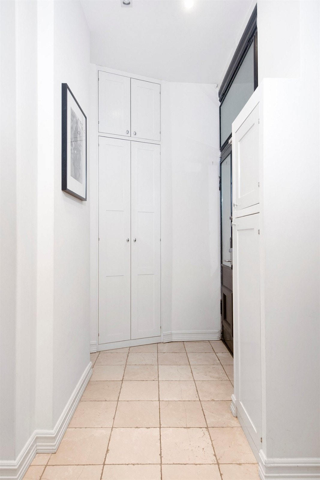 Garderobeinnredning i leiligheten er spesiallaget av Lidhults. Gangen har marmorgulv med varmekabler. Galleribilde