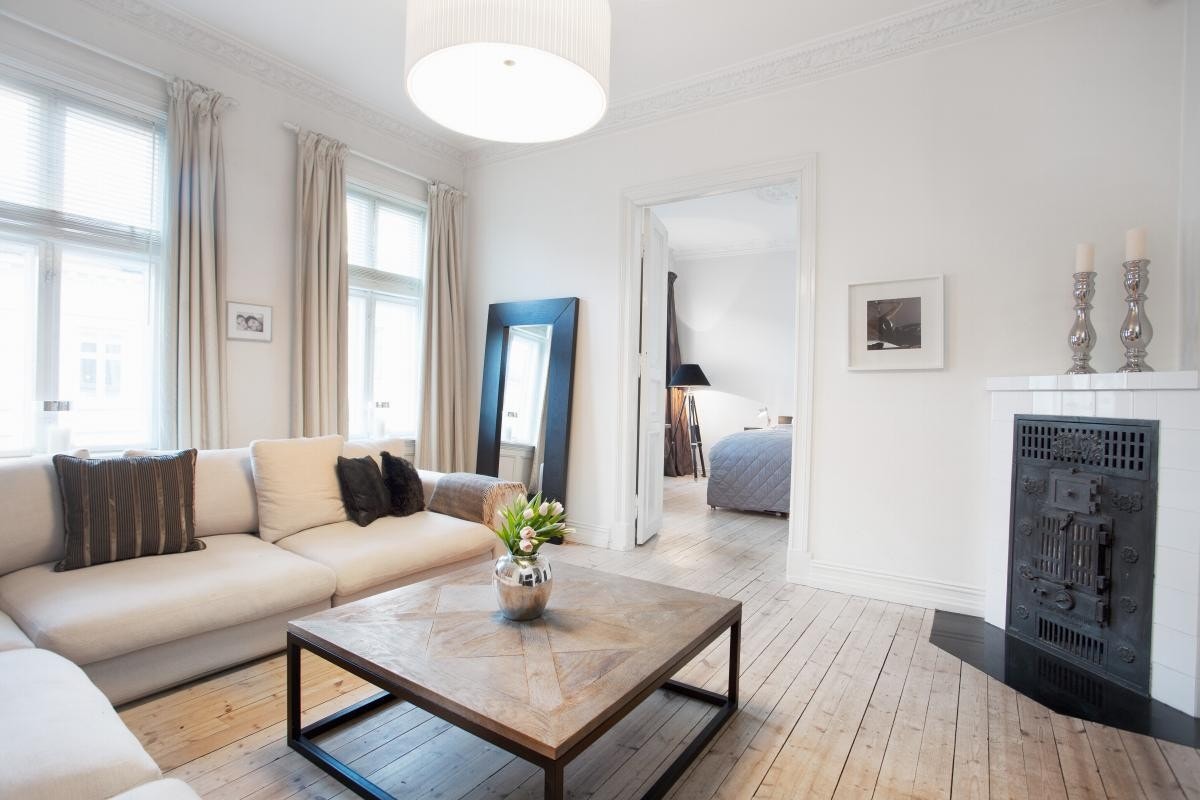 Stuen har store vindusflater som gir godt med lys. Galleribilde