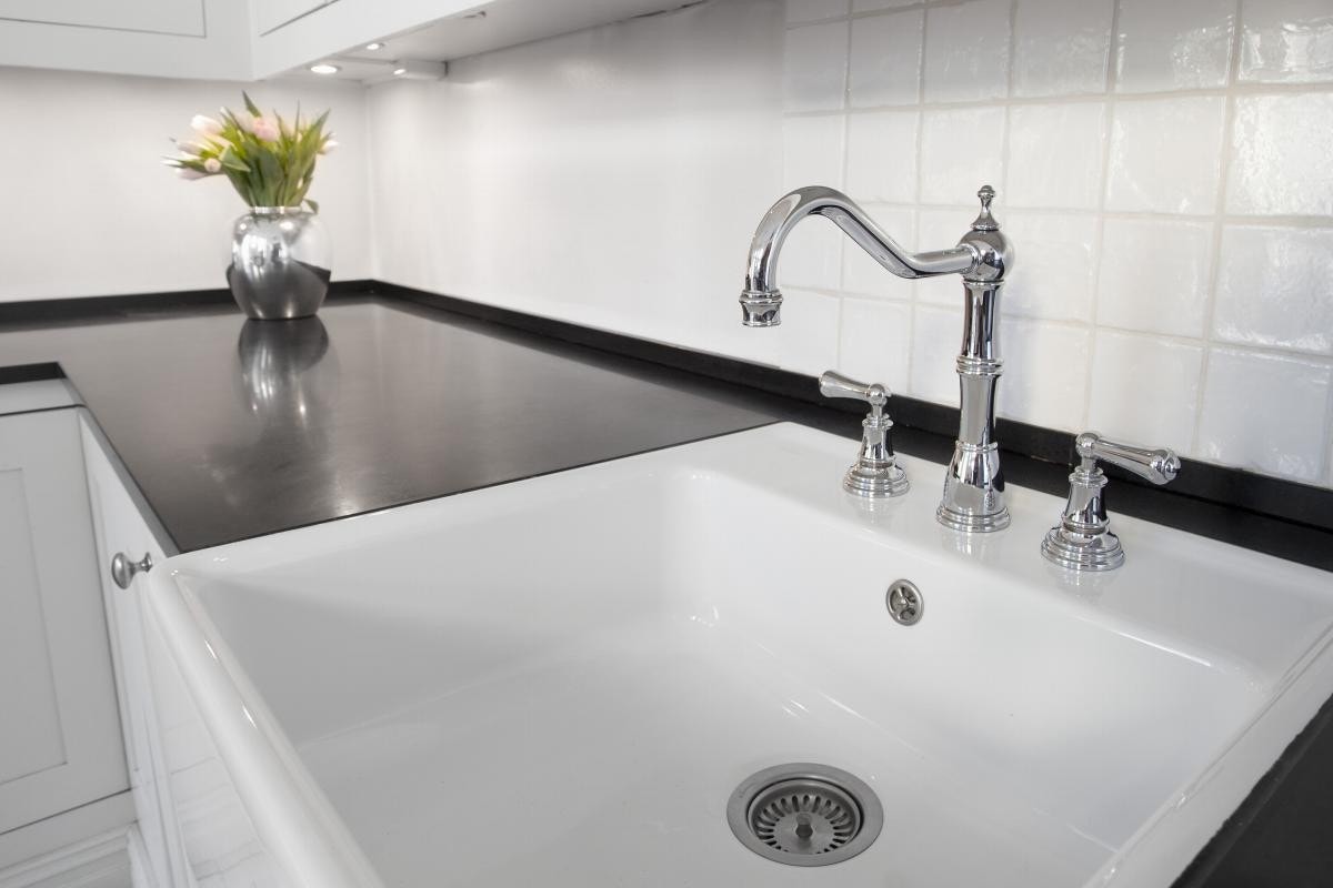 Servant med designerkran fra "Perrin & Rowe London". Galleribilde