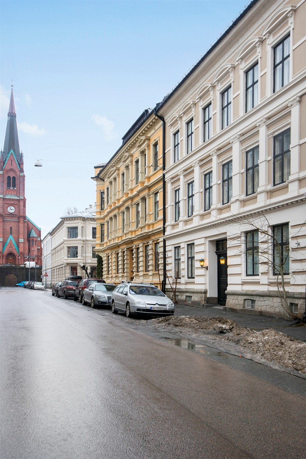 Rolig og trafikkstille gate. Galleribilde
